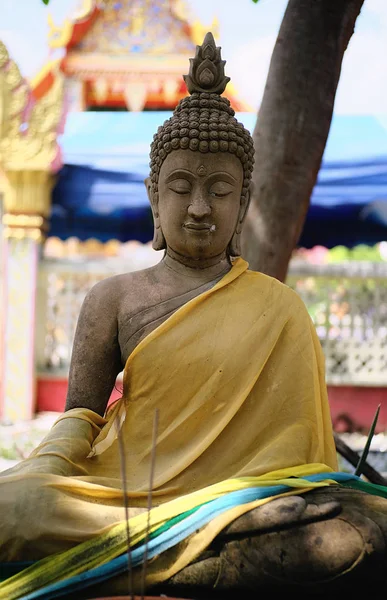 Flor Guirlanda Mão Estátua Buda Templo Tailandês — Fotografia de Stock