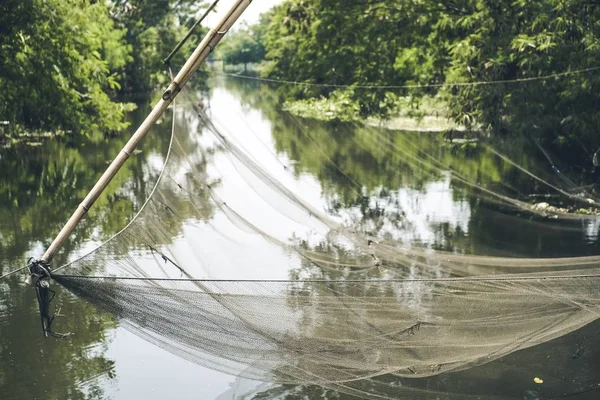 Eski Balıkçılık Araçları Tayland Kırsalında Kanal Boyunca Yer Almaktadır — Stok fotoğraf