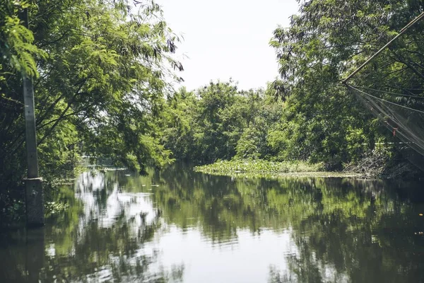 Eski Balıkçılık Araçları Tayland Kırsalında Kanal Boyunca Yer Almaktadır — Stok fotoğraf