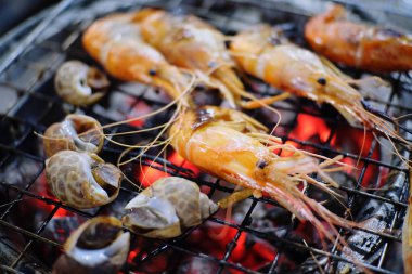 Açık büfede ızgara karides.