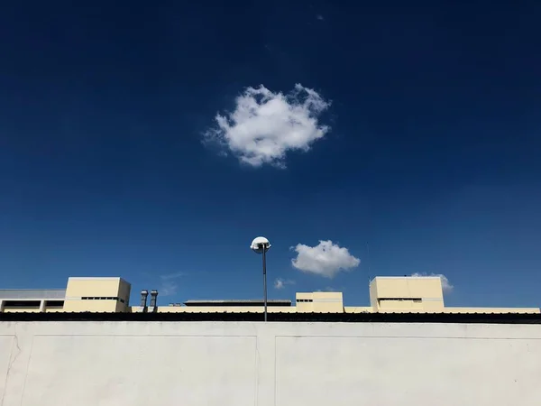 Mavi Gökyüzü Arka Planına Sahip Şehir — Stok fotoğraf