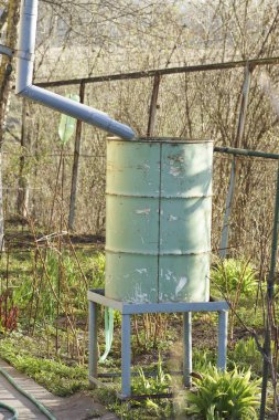 Eski bir varil yağmur suyu için. 
