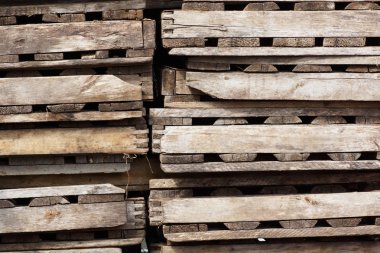 Ahşap paletler istiflenmiş.. 