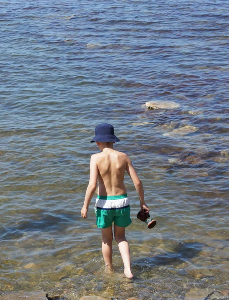 Panamalı bir çocuk suya giriyor.. — Stok fotoğraf