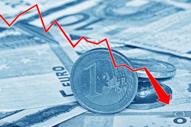 Euro kağıt para ve para düşüş gösteren grafik