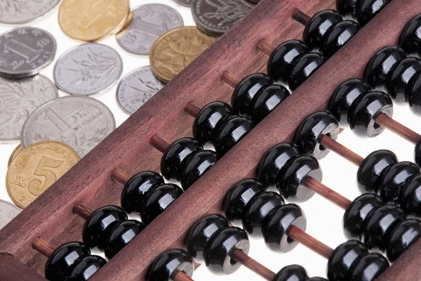 Старий дерев'яний китайський Abacus і китайські монети — стокове фото