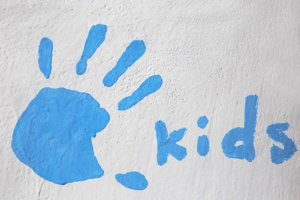 Obras de arte para niños pintadas en una pared exterior — Foto de Stock