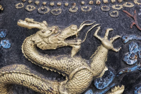 Dragons qui décorent le temple Qingyang à Chengdu, Chine — Photo