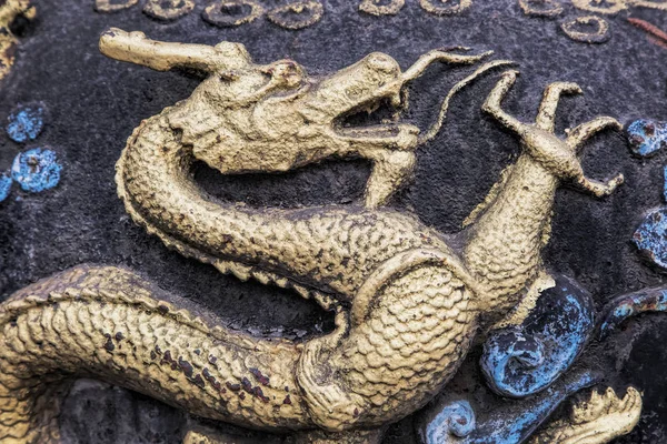Dragons qui décorent le temple Qingyang à Chengdu, Chine — Photo