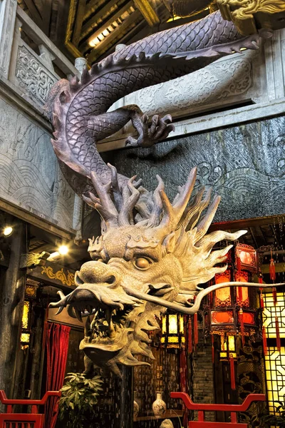 Dragon skulptur av trä i Kuanzhai gränder, Chengdu, Kina — Stockfoto