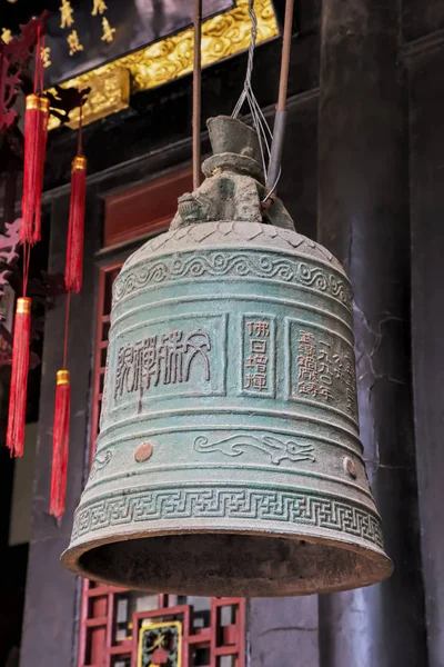 Gebed Bell binnen het boeddhistische klooster van Manjushri, de Chengdu kin — Stockfoto