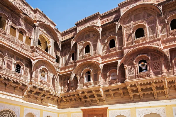 힌두교 사람을 Mehrangarh 요새, 인도 라자 스 탄의 창에 서 서 — 스톡 사진