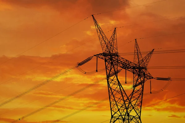 Pilón eléctrico y líneas de alta potencia — Foto de Stock