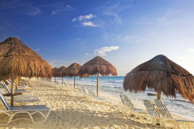 Turkuaz suları ve Cancun Meksika'nın beyaz kumlu plajları