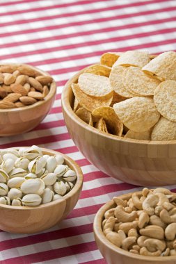 Patates cipsi, badem, Antep fıstığı, kaju fıstığı kırmızı kontrol kase