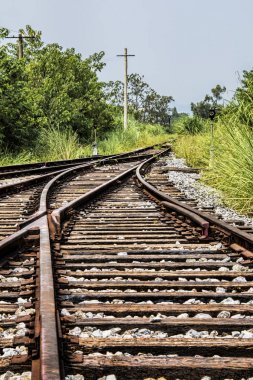  Terk edilmiş tren kırsal kesimde Guilin, Guangxi Pr izler.