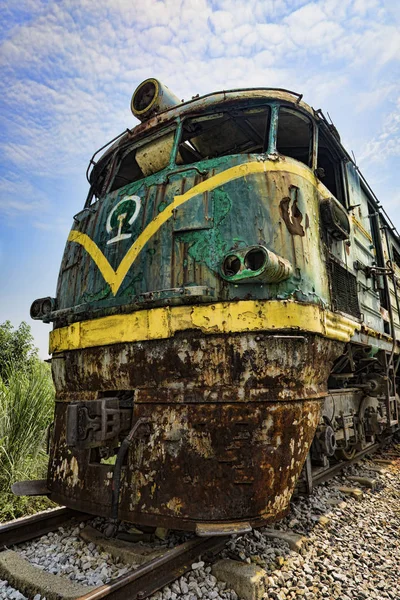 Abandoned locomotive at railway station in Guilin, Guangxi Provi — Stock Photo, Image