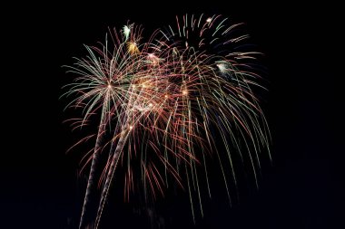 Işıklar gece zaman gökyüzü kadar güzel havai fişek