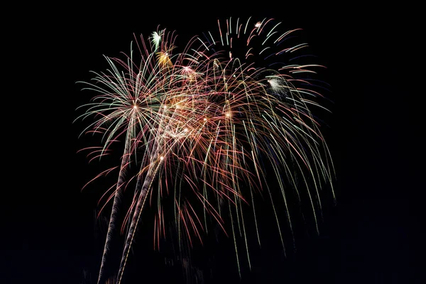 Hermosos fuegos artificiales muestran luces hasta el cielo de la noche —  Fotos de Stock