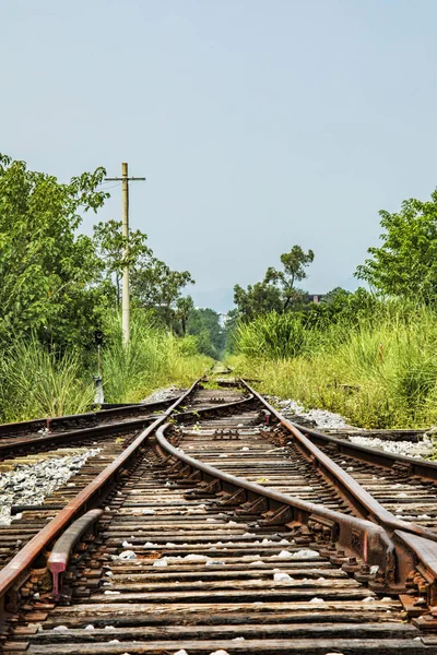  Terk edilmiş tren kırsal kesimde Guilin, Guangxi Pr izler.