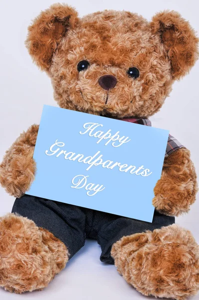 테 디 베어 블루 들고 행복 한 조부모의 날을 말하는 서명 — 스톡 사진