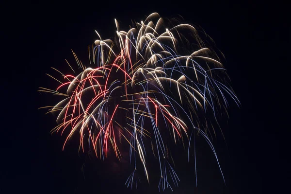 Hermosos fuegos artificiales muestran luces hasta el cielo de la noche —  Fotos de Stock