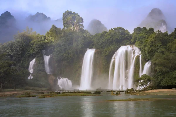 Cascades Detian en Chine, également connu sous le nom Ban Gioc au Vietnam — Photo