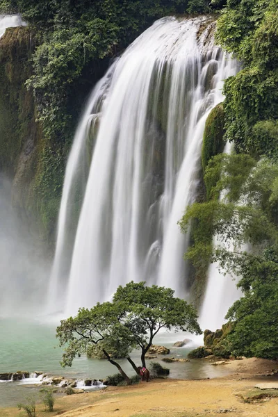 Detian wodospady w Chinach, znany również jako Ban Gioc w Wietnamie — Zdjęcie stockowe