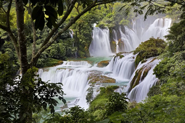 Detian Waterfalls in China, also known as Ban Gioc in Vietnam — Stock Photo, Image