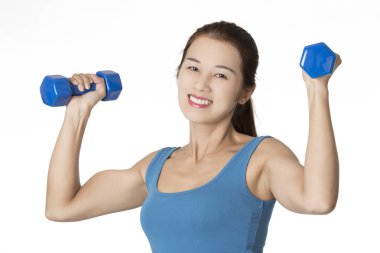 Asyalı kadın üzerinde beyaz izole halter ağırlık kullanarak dışarı çalışma