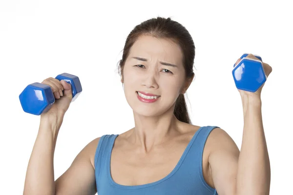 Asiatische Frau trainiert mit Hantelgewichten isoliert auf weiß — Stockfoto
