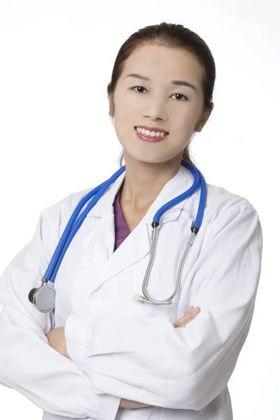 Азиатско-американский врач или медсестра позируют изолированно на белой заднице — стоковое фото