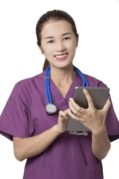 아시아계 미국인 의사 또는 간호사 포즈에 고립 된 흰색 backgrou — 스톡 사진