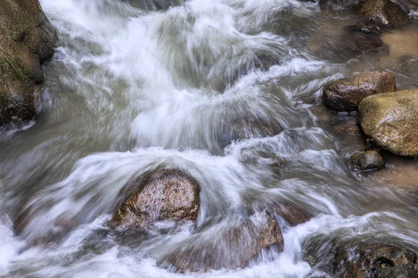 Voda teče kolem skály v bouřlivých vidlice Creek, Smoky Mountain — Stock fotografie