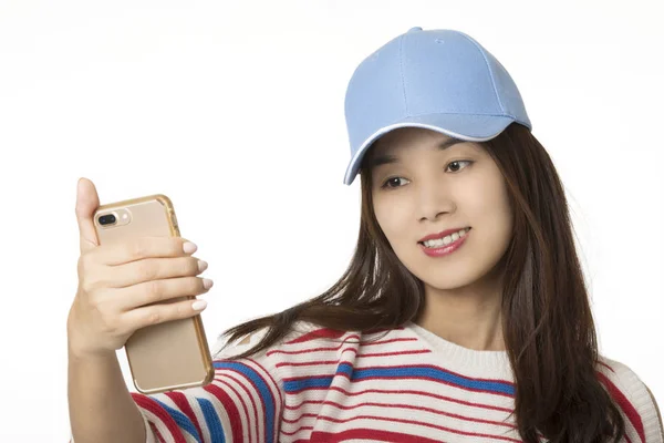 Asiatico donna utilizzando un smartphone per prendere un selfie — Foto Stock