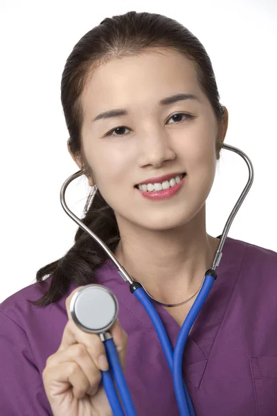 Asiatiska amerikanska läkare eller sjuksköterska poserar isolerade på vit backgrou — Stockfoto