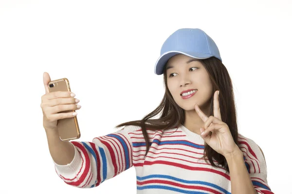 Ασιατικές γυναίκα χρησιμοποιώντας ένα smartphone για να πάρετε μια selfie — Φωτογραφία Αρχείου
