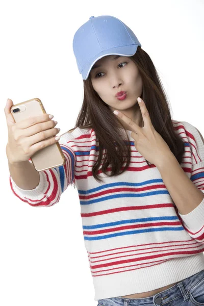 Asiatico donna utilizzando un smartphone per prendere un selfie — Foto Stock