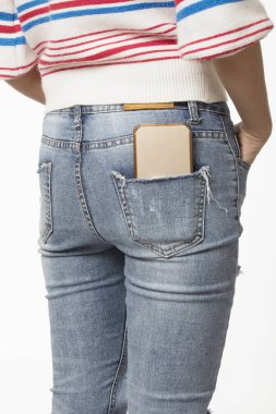 Bir cep telefonu arka cebinde onun seksi kadınla