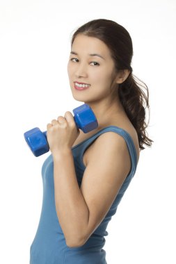 Asyalı kadın üzerinde beyaz izole halter ağırlık kullanarak dışarı çalışma