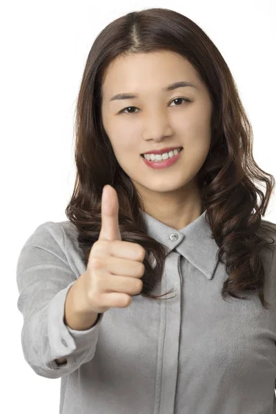 Retrato de uma mulher chinesa americana isolada em backgroun branco — Fotografia de Stock