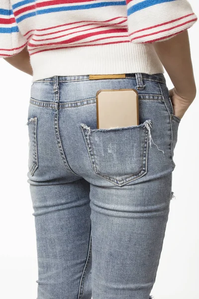Femeia sexy cu un telefon mobil în buzunarul din spate — Fotografie, imagine de stoc