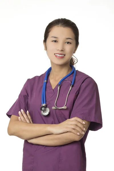 Asiatisch-amerikanische Arzt oder Krankenschwester posiert isoliert auf weißem Hintergrund — Stockfoto