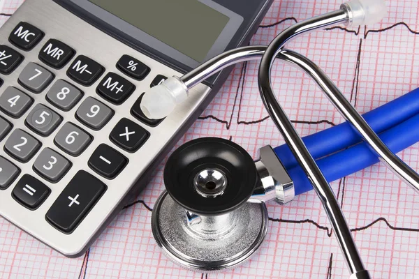 ЭКГ со стетоскопом и калькулятором, показывающими стоимость медицинского обслуживания — стоковое фото