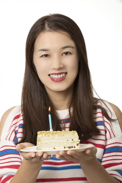 Mulher asiática segurando um bolo de aniversário — Fotografia de Stock