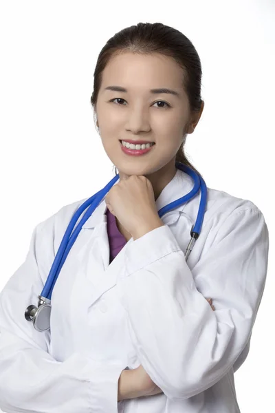 Asiatisch-amerikanische Arzt oder Krankenschwester posiert isoliert auf weißem Hintergrund — Stockfoto