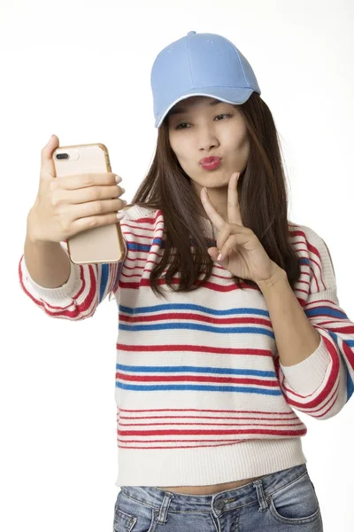 Asiatico donna utilizzando un smartphone per prendere un selfie — Foto Stock