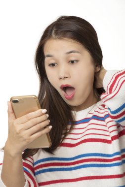 Asyalı kadın izole bir kısa mesaj göndermek için bir akıllı telefon kullanma 