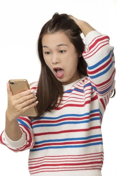 Asyalı kadın izole bir kısa mesaj göndermek için bir akıllı telefon kullanma 