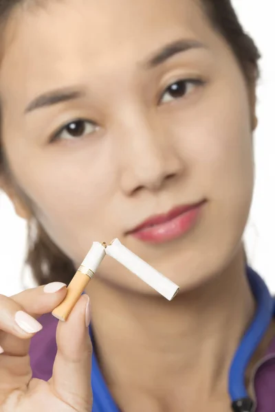 Asiatique médecin ou infirmière tenant une cigarette cassée — Photo